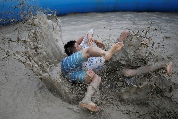 bathing_in_the_mud_festival