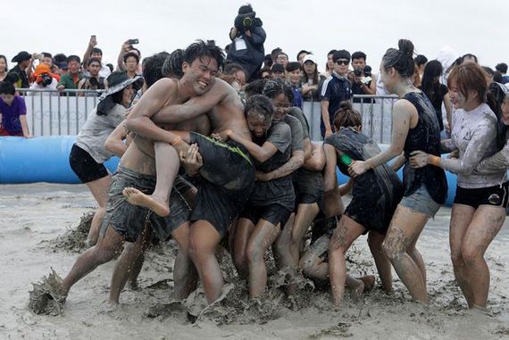 bathing_in_the_mud_festival