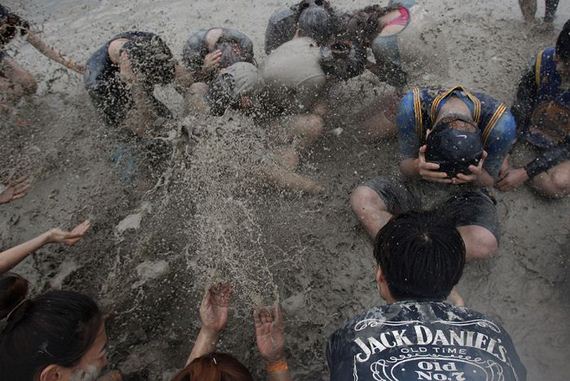 bathing_in_the_mud_festival