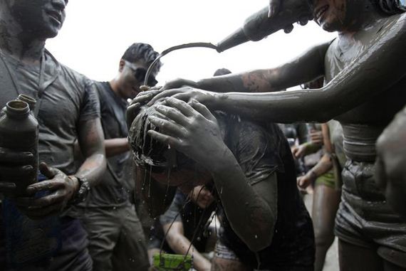 bathing_in_the_mud_festival