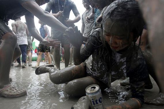 bathing_in_the_mud_festival