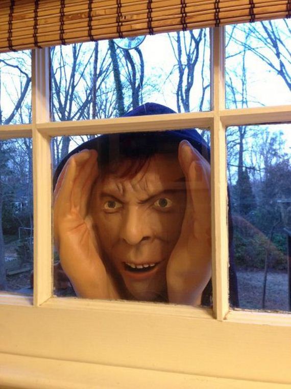 halloween_decoration_scary_peeper