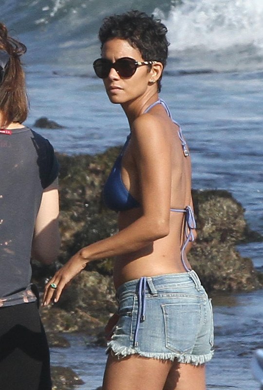 Sexy Pics of Halle Berry at the Beach - Barnorama. 