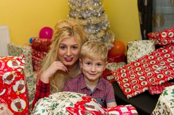 Mom Becomes A Porn Star So She Can Buy Christmas Gifts For Her Son
