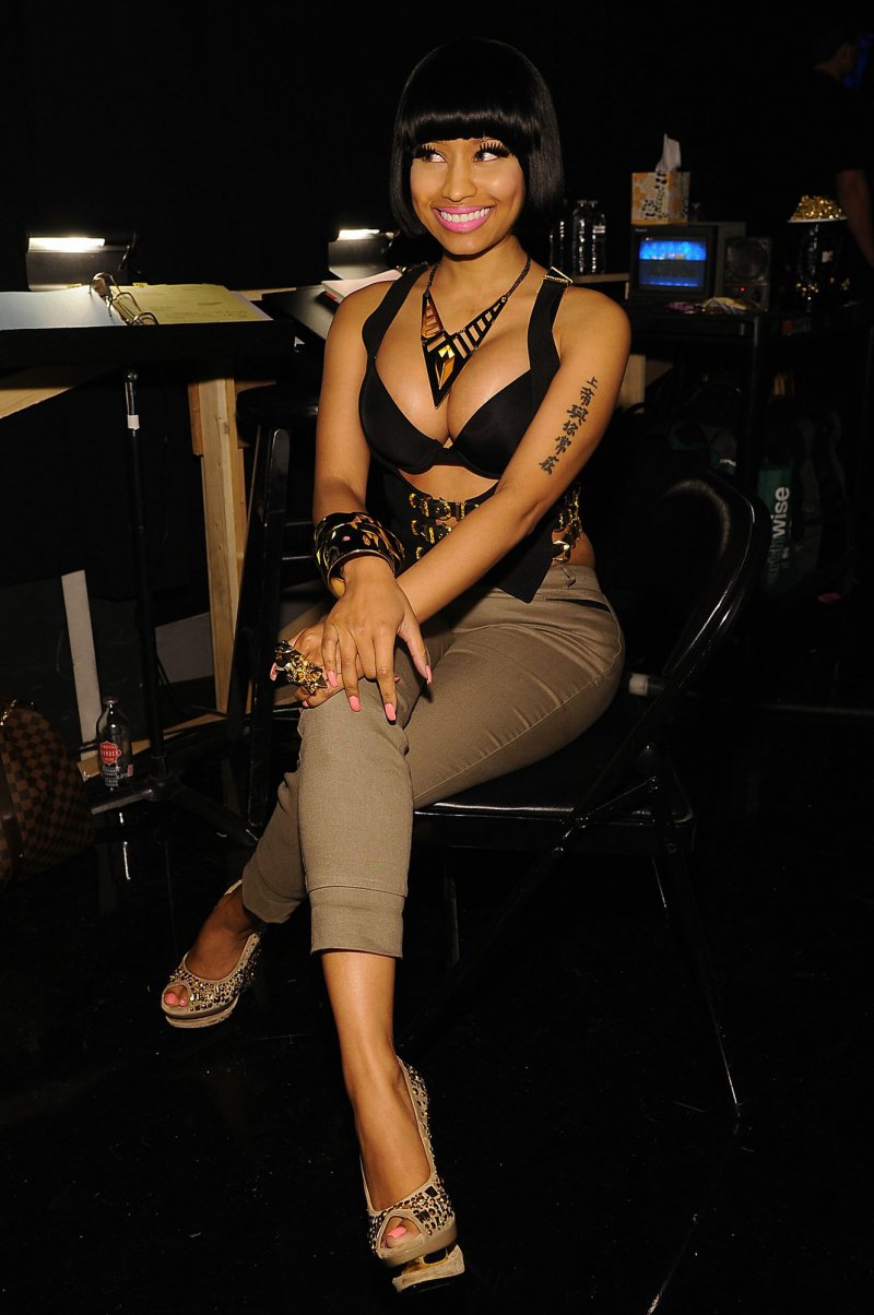 nicki-minaj-s-legs-and-feet1537220141470399183