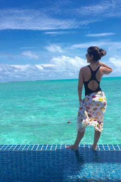 hina-khan-clicked-in-bikini-at-beach-in-maldives