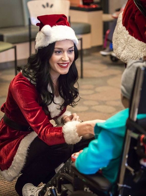 06-katy-perry-visiting-a-childrens-hospital