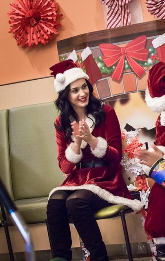 10-katy-perry-visiting-a-childrens-hospital