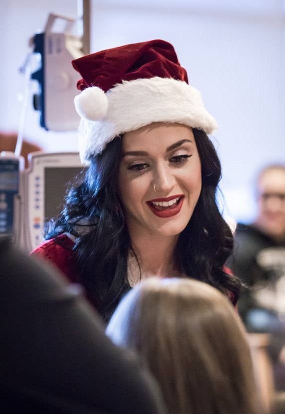 13-katy-perry-visiting-a-childrens-hospital