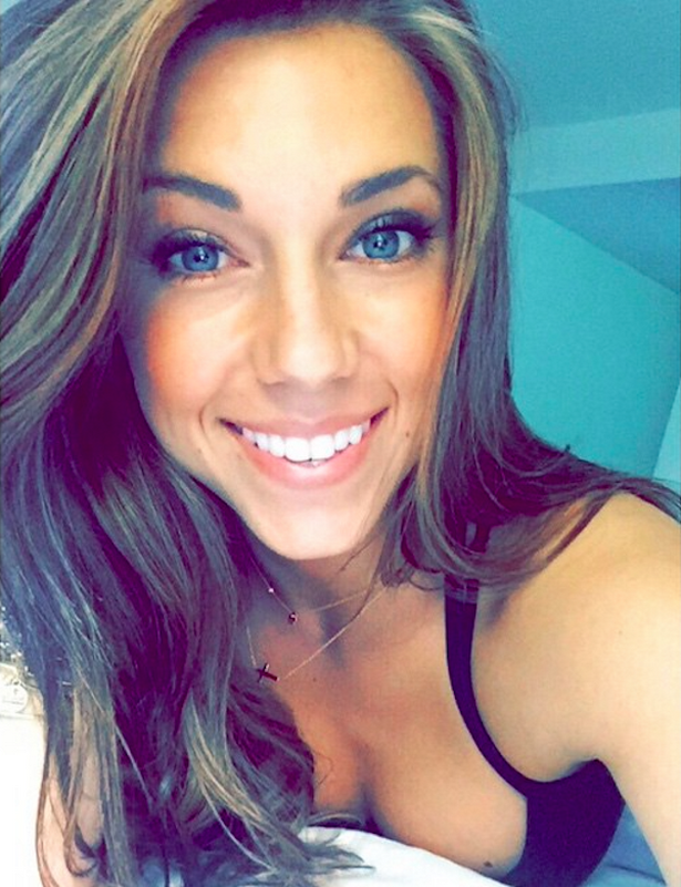 Girls Showing Off Their Good Looks With Sexy Selfies 
