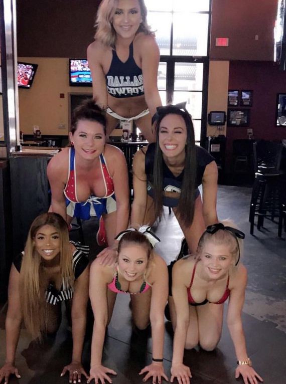 Sexy Sports Bar Servers Of Wild Pitch In Dallas Tx Barnorama