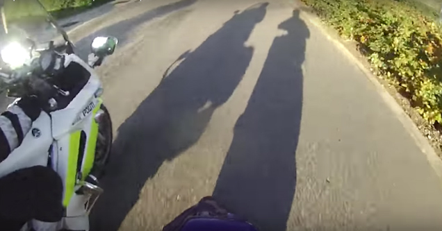 Young Moped Rider Epically Evades Police Pursuit – Barnorama