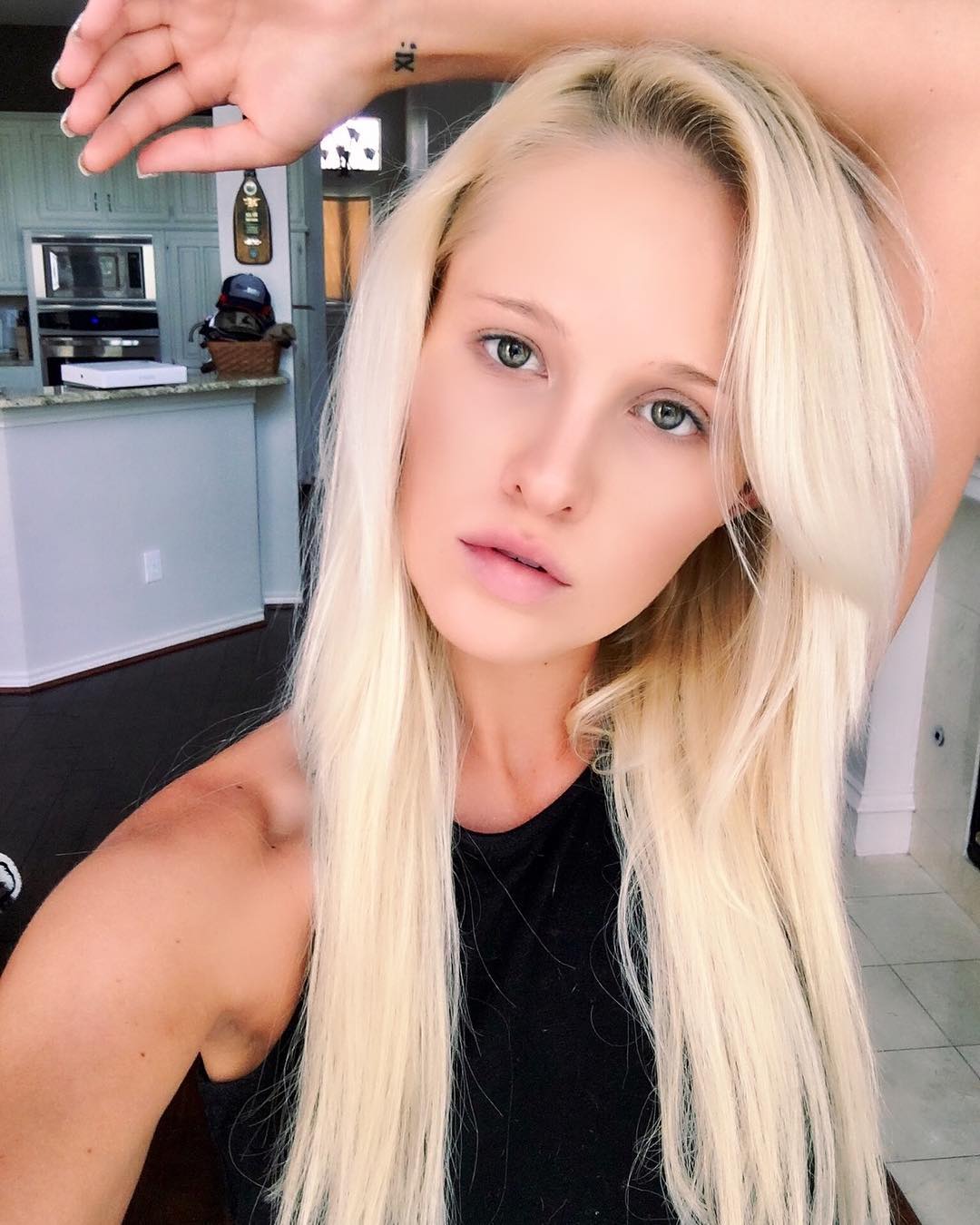 Apart from the mind-blowing photos that will show you Tomi Lahren Red carpe...
