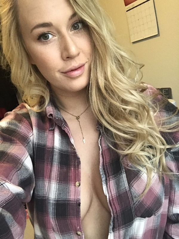 30 Sexy Girls Wearing Flannels 11
