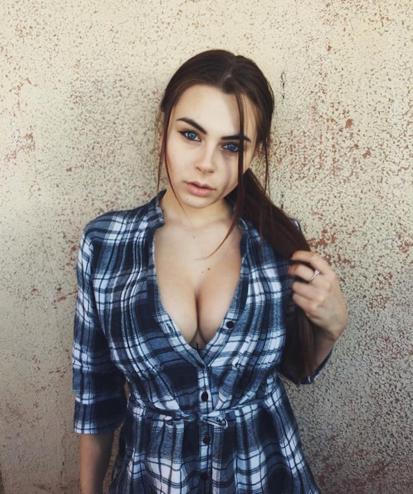 30 Sexy Girls Wearing Flannels 5