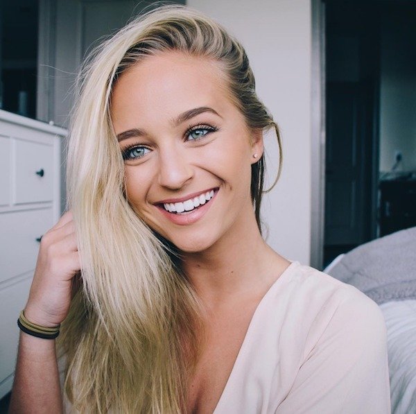 30 Sexy Girls With Beautiful Smiles 16