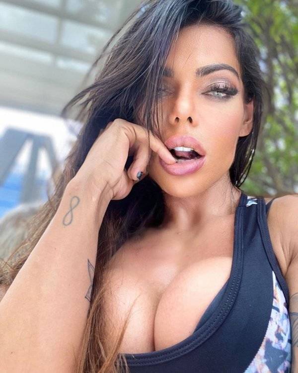 Brazilian Model Revealed Her Monthly Income From Selling Nudes Online 47