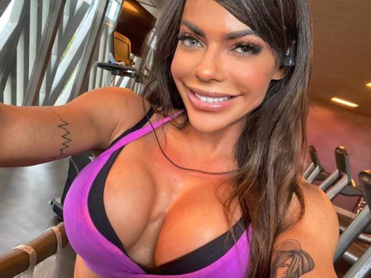 Brazilian Model Revealed Her Monthly Income From Selling Nudes Online 130
