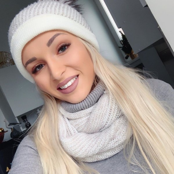 38 Hot Girls Wearing Winter Clothes 10