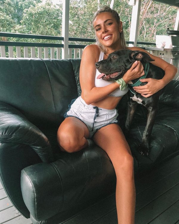 29 Hot Girls With Puppies 22
