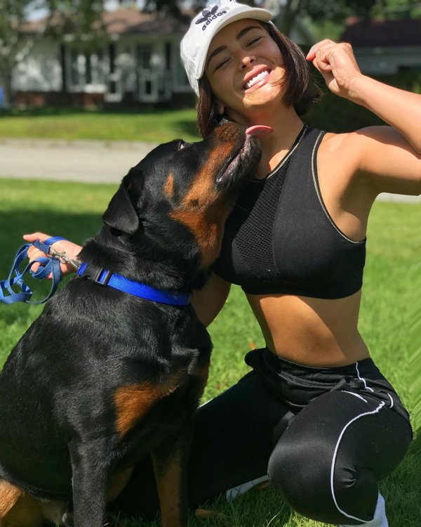 29 Hot Girls With Puppies 24