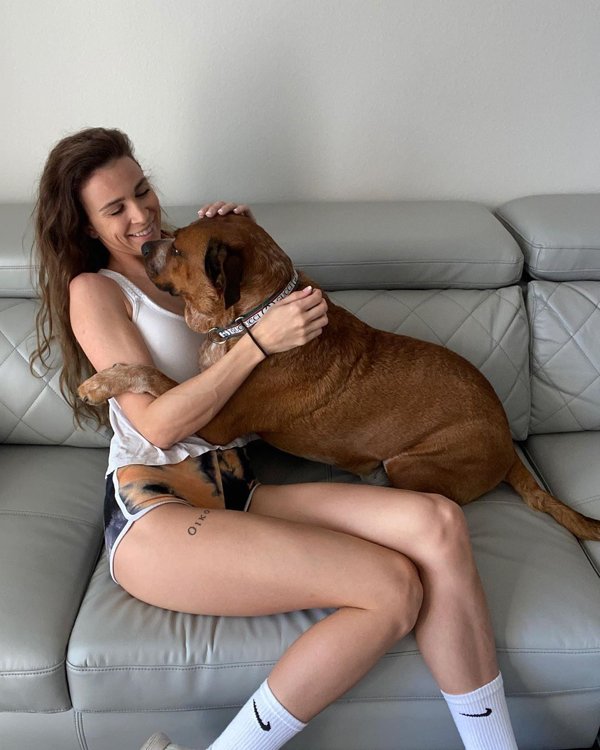 29 Hot Girls With Puppies 28