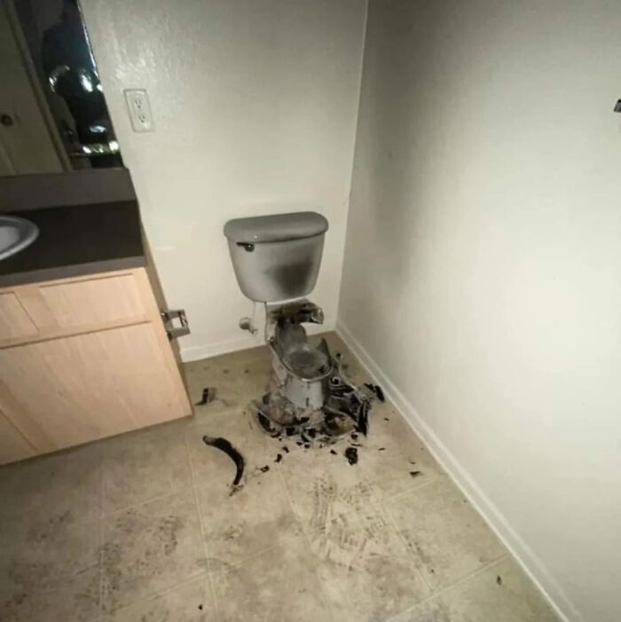 Exploding Commodes 23 Unbelievable Coincidence Photos – Barnorama