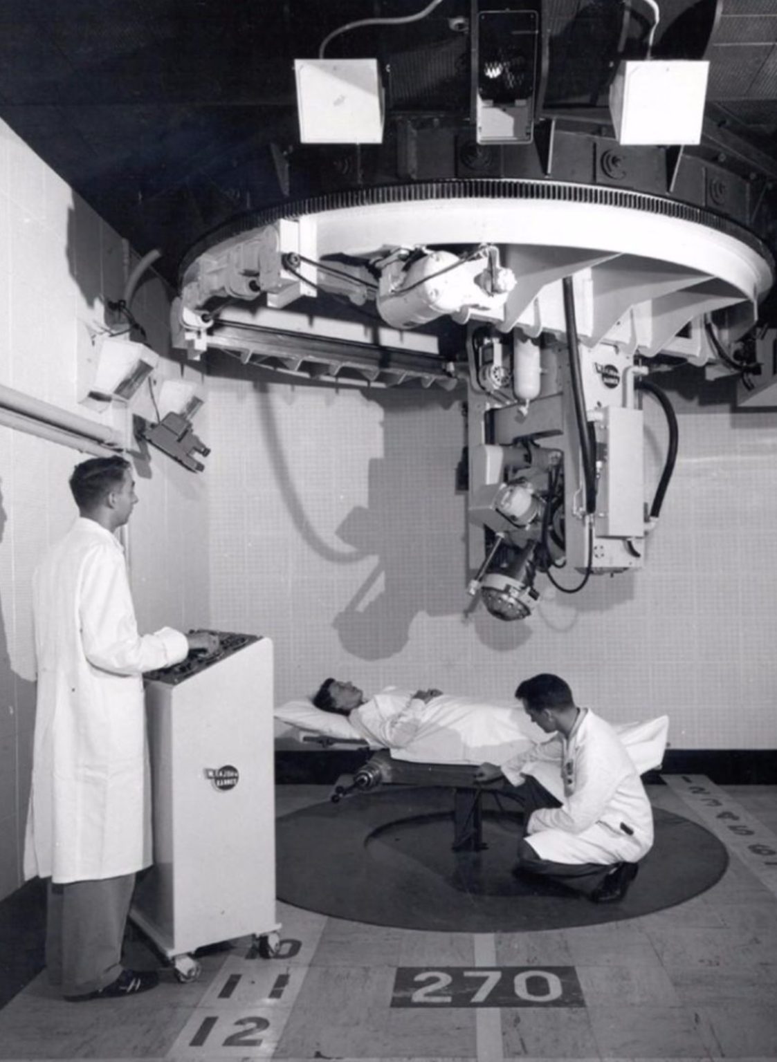 First Radiotherapy Machine 31 Fascinating Medical Devices From the Past You Won’t Believe Existed ...