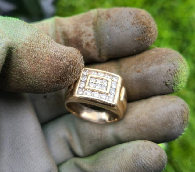 14k gold ring with 20 diamonds