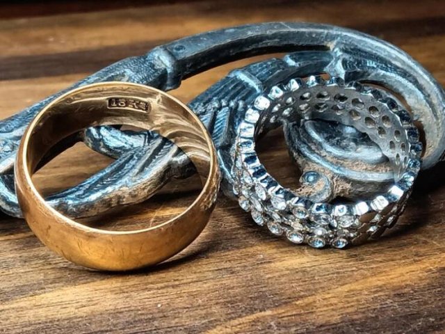 18-karat gold ring