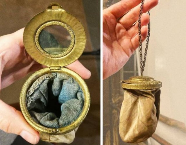 Small vintage bag with a mirror in the lid