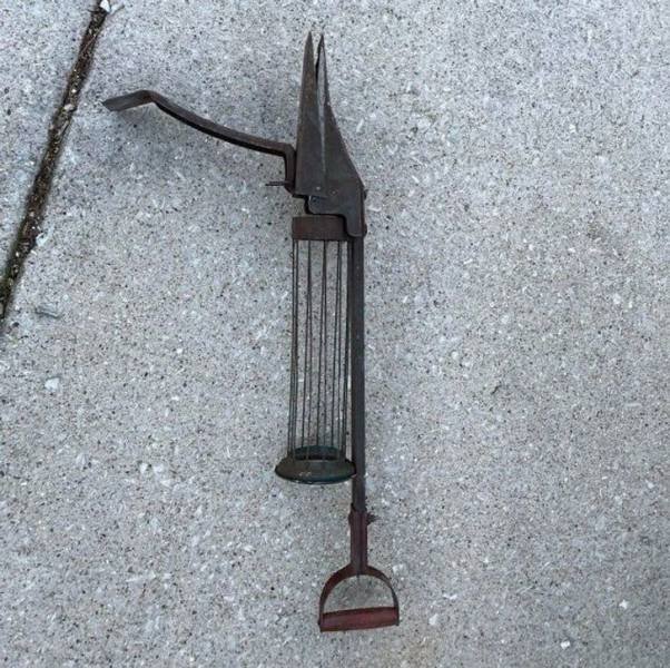 Metal cage tool with clamping handle