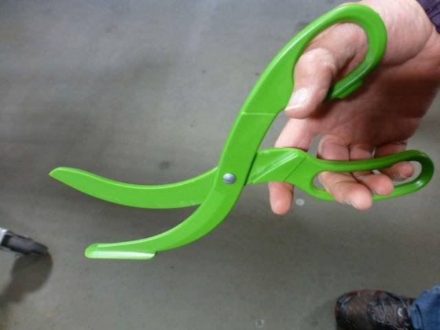 Oversized scissors with a flat blade