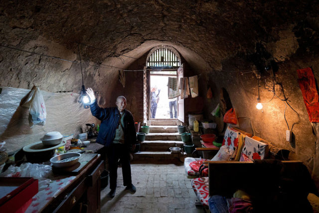The homey interior of a yaodong cave dwelling