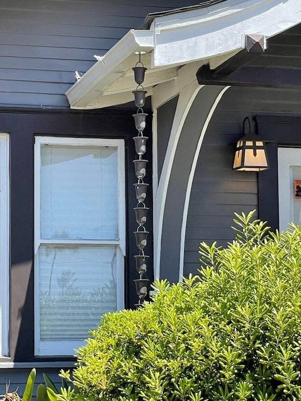 A chain of small cups under a gutter