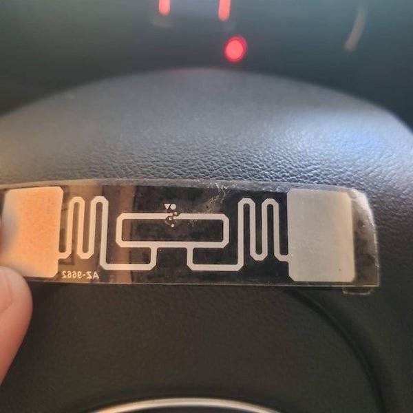 A small flat electronic tag